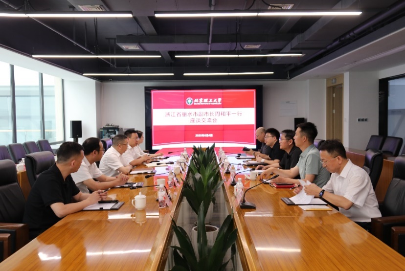 會(huì)議室里的人們

AI 生成的內(nèi)容可能不正確。