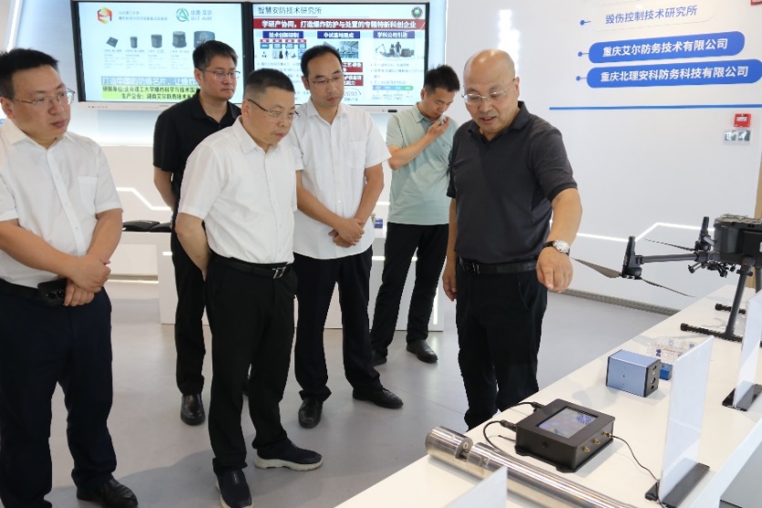 一群人站在室內(nèi)

AI 生成的內(nèi)容可能不正確。